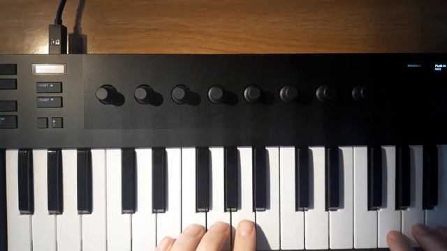 NI Komplete Kontrol M32 - first time! смотреть онлайн