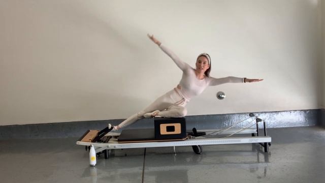 Intermediate/ Advanced Pilates Reformer Workout смотреть онлайн