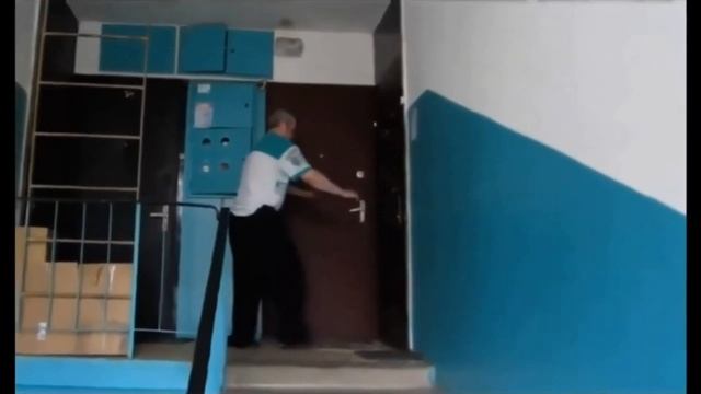мужик упал с лестницы мем смотреть онлайн