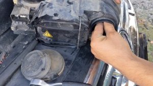 Как заменить лампочку ближнего света в фаре автомобиля VW Touareg (2005)