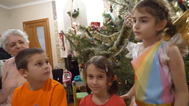 VLOG К нам пришли гости на Новый Год. Подарки под ёлкой 1 января смотреть онлайн