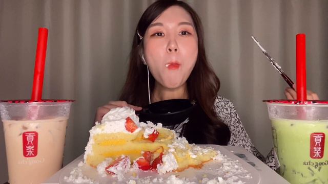 ASMR MUKBANG) 부드럽고 달달한 케이크 먹방🍰 음료는 공차 밀크티 Cake Dessert Eating sounds デザート モクバン смотреть онлайн