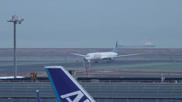 United Airlines New Livery Boeing 787-10 N14011 Landing and Takeoff | Tokyo Haneda | HND/RJTT смотреть онлайн