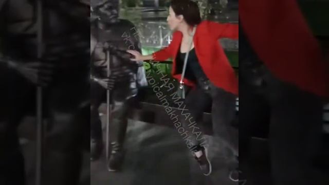 Аварка заобщалась с памятниками смотреть онлайн