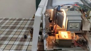 При закрытии микроволновка запускается, панель управления не реагирует.