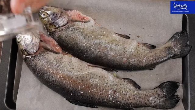 Радужная форель с помидорами и баклажанами