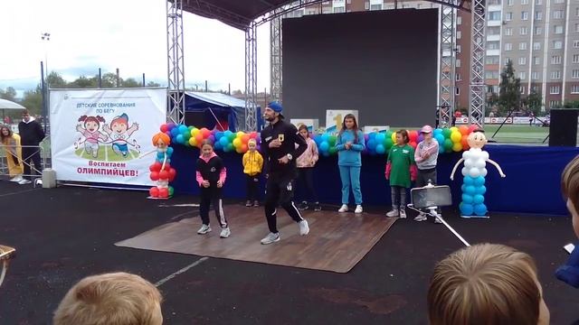 Брейк данс шоу с гиревчонками Ярмарка спорта 04 09 22 смотреть онлайн
