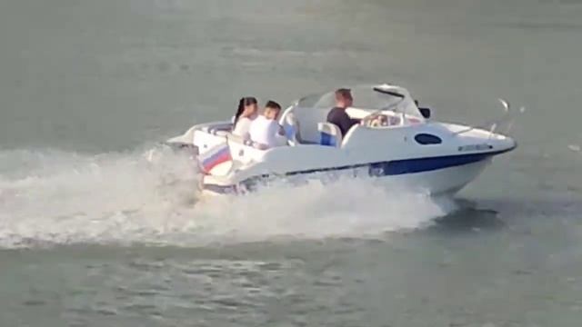 прогулки на моторной лодке по реке кубань смотреть онлайн