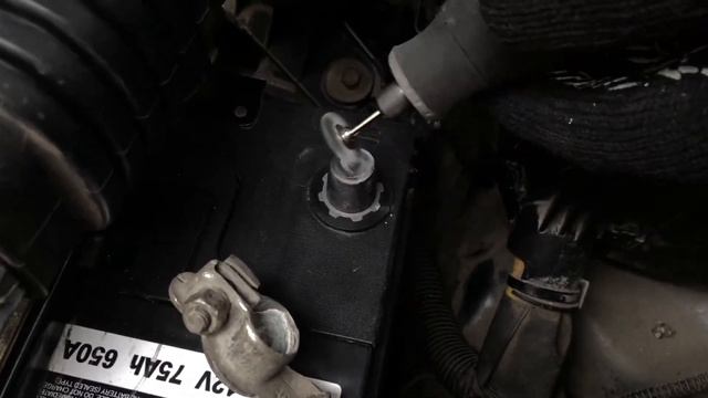 Не заводится? Может окислилась клемма аккумулятора? Dremel - верное решение смотреть онлайн