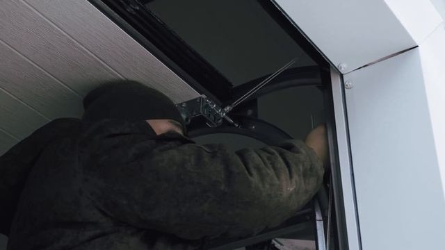 Установка секционных ворот "Alutech" смотреть онлайн