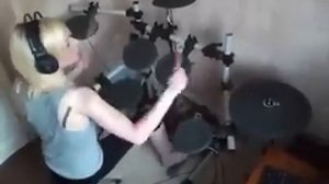 Девчонка классно играет на ударных