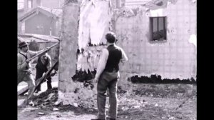 Люмьер! Прибытие поезда на вокзал Ла-Сьота, Разрушение стены