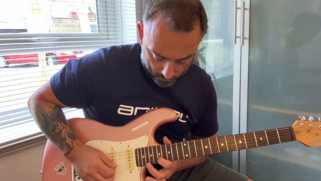 Blackstar ID Core V2 - 10 watt practice amp clean tones with a Stratocaster type axe from Hohner смотреть онлайн