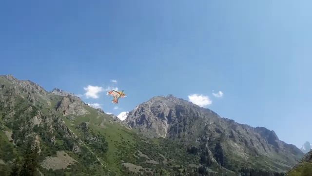 Запуск змея в Ала—Арчинском ущелье смотреть онлайн