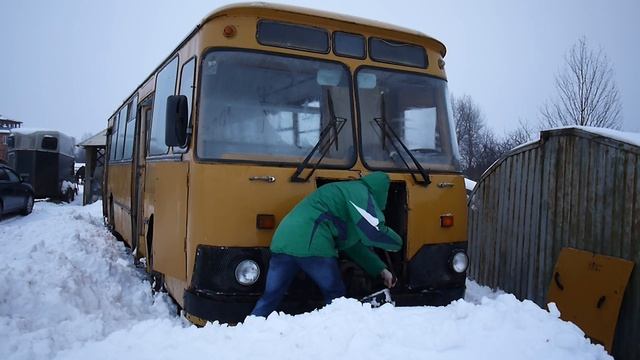 Запуск ЛИАЗ-677 с кривого стартёра смотреть онлайн
