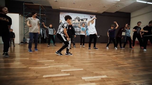 Junior Senior - Move Your Feet | STREET STRIPES |Breaking choreo by Denis смотреть онлайн