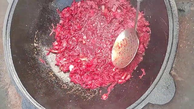 29 июня 2022 г. Свекольно- натуральный суп с курицей в казане без приправ