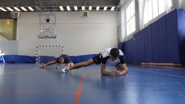 ПУ. Растяжка мышц внутренней поверхности бедра. Вид спереди. смотреть онлайн