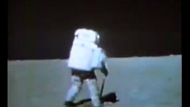 Аполлон-16 астронавт Чарли Дьюк забивает молотком трубку-пробоотборник смотреть онлайн
