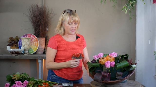 How to make a grouped/textured flower arrangement-FLORISTRY/FLOWER ARRANGING-ARRANGE FLOWERS IN FOA смотреть онлайн