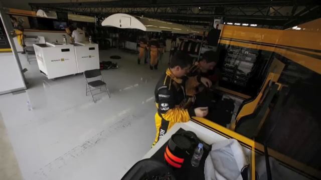 A day in the garage with the Renault F1 Team смотреть онлайн