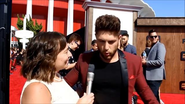 Chris Lane Talks CMA Fest, Keith Urban and Touring on the ACCA Red Carpet смотреть онлайн