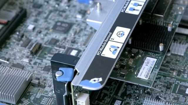 I Built a HUGE 336TB Server Without Linus Tech Tips! смотреть онлайн