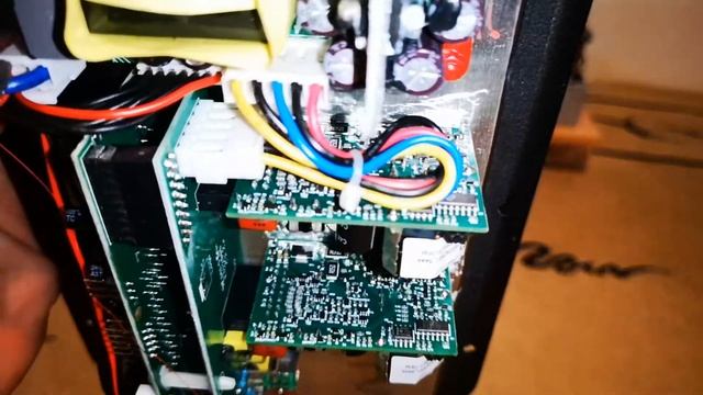 Electro Voice ZXA1 Vs. Mackie SRM1850 смотреть онлайн