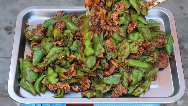【百味大彭】农村小院美食，用两种酱料做辣椒炒肉，香辣够味，拌米饭吃特别香 смотреть онлайн