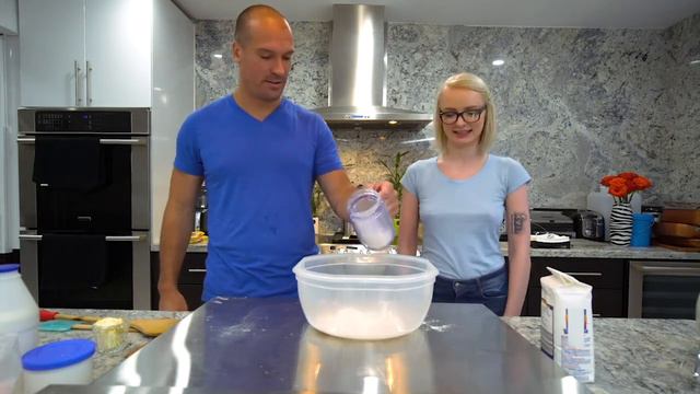 Alice Pink Heats Up The Kitchen смотреть онлайн