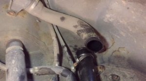 Mercedes-Benz W202 снимаем бак,находим подсос воздуха в топливной системе!!.mp4