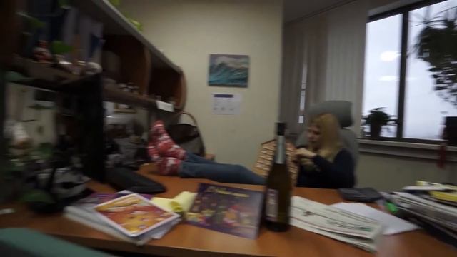 Друзья, поздравляем вас с наступающим Новым годом и дарим заряд новогоднего настроения! смотреть онлайн