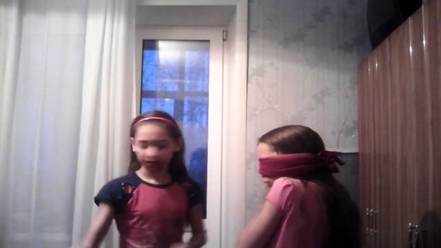 Красим губы друг другу с закрытыми глазами. смотреть онлайн