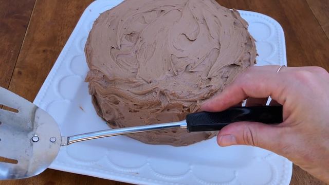 Cake Decorating without Tools AND a Turntable Hack! смотреть онлайн