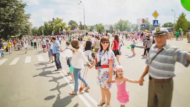 Цепочка рукопожатий. Омск, 3 августа 2014 г. смотреть онлайн