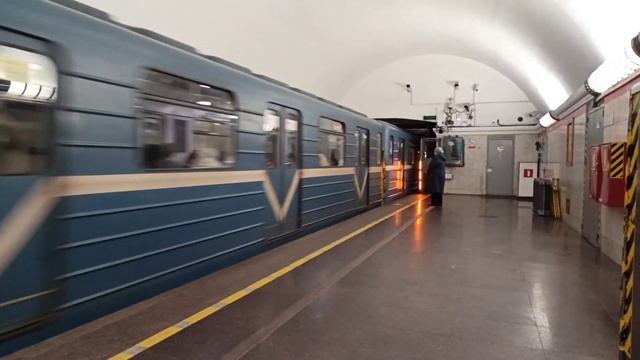 Прибытие ЕМА на Станции Площадь Ленина смотреть онлайн