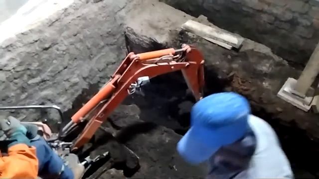 Миниэкскаватор Kubota k008-3 работает в ограниченном пространстве. смотреть онлайн