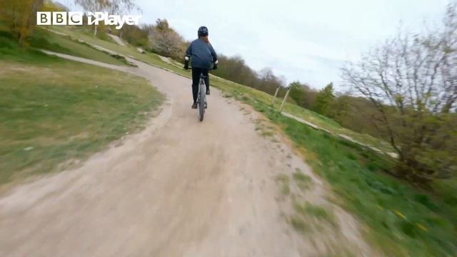 Lindsey Vs Mwaksy Mountain Biking Challenge! смотреть онлайн