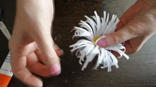 Ромашки из бумаги. Весенняя поделка из бумаги. Объемная поделка из цветной бумаги. смотреть онлайн
