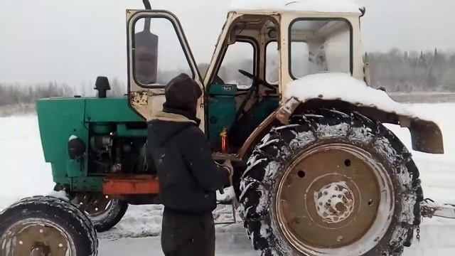 Вывозка сена зимой трактором на волокуше смотреть онлайн