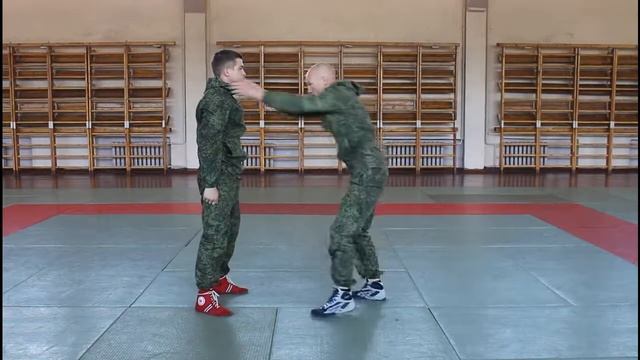 Упражнение 28 Освобождение от захватов противником шеи одежды спереди НФП 2009 720p смотреть онлайн