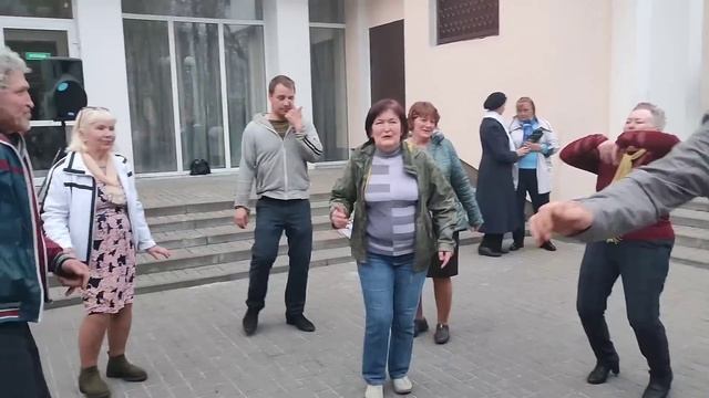 "АХ ОДЕССА!!!"... танцуем в Гомельском парке...9.04.2023года. смотреть онлайн