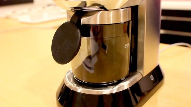 コーヒーグラインダー「KG521J-M」でミルしている様子 смотреть онлайн