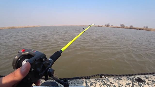 Пытаемся ловить краснопёрку. Второй день обкатки мотора. смотреть онлайн