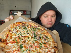 МУКБАНГ Пицца мясная и куриная/ОБЖОР в гараже