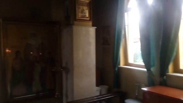 Красивый храм в Крыму с цветущим садом в окружении гор. смотреть онлайн