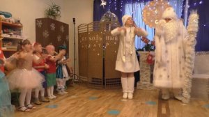 Снег руками нагребаем Лепим лепим ком большой Музыкальная детская игра