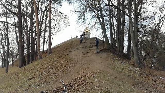 Заезд в крутую гору на моноколесе смотреть онлайн