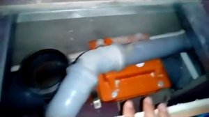 Канализация. Обратный клапан разбираем. В унитаз упала коробочка.