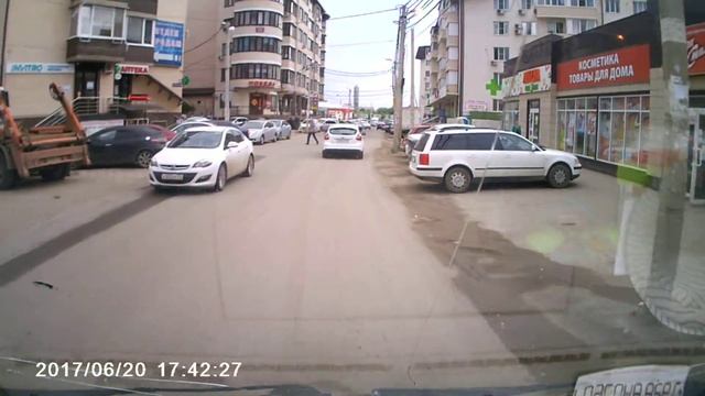 По тротуару как по трассе. смотреть онлайн